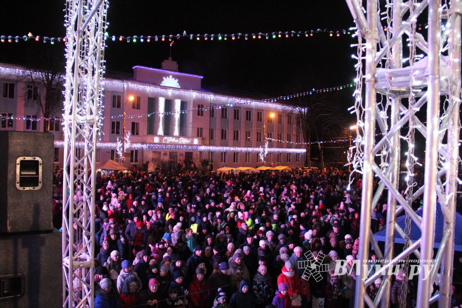 В Великих Луках зажгли Ёлку (ФОТО)