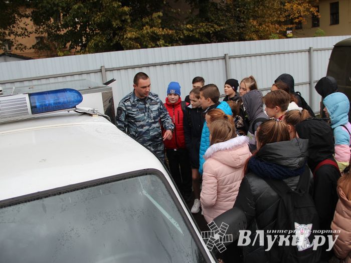 Великолукских школьников познакомили со спасательной техникой (ФОТО)