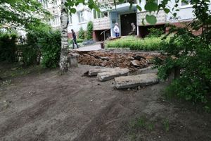 На улице Щорса благоустраивают двор (ФОТО)