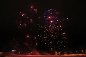 В Великих Луках зажглась новогодная ёлка (ФОТО)