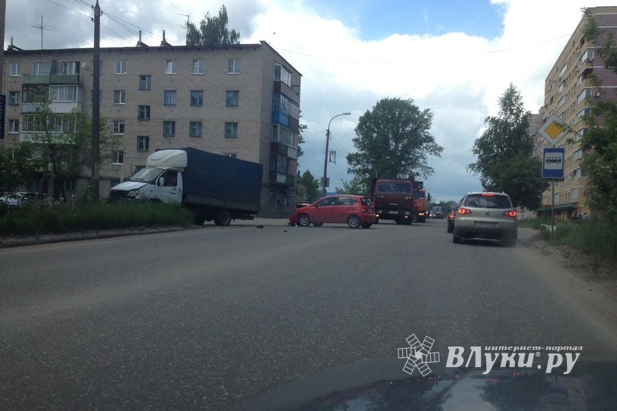 Фотофакт: ДТП на Холмской  Великих Луках