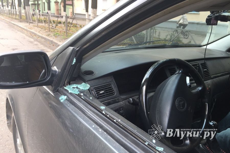 Автомобиль великолучанина попал под «обстрел» (ФОТО)