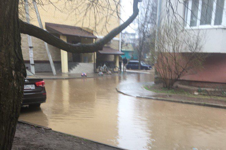 Псков затопил гейзер (ФОТО)