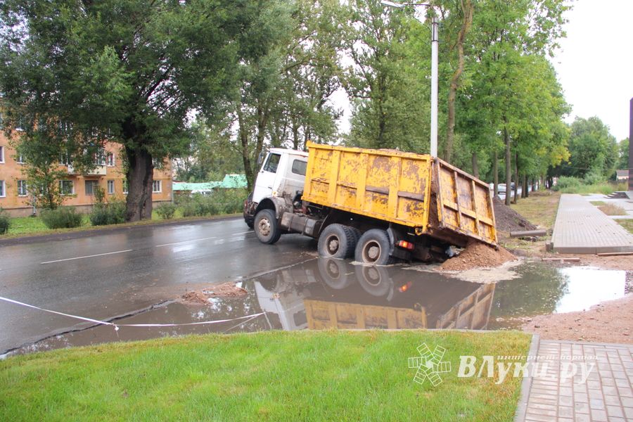 На проспекте Гагарина в Великих Луках провалился грузовик (ФОТО)