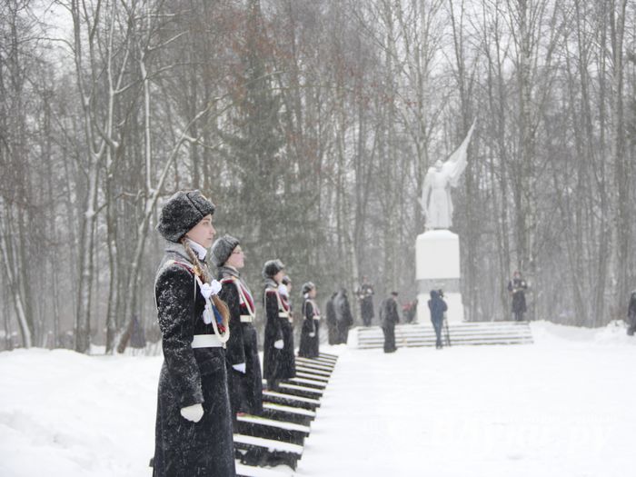 Великолучане возложили цветы на братском мемориальном захоронении (ФОТО)
