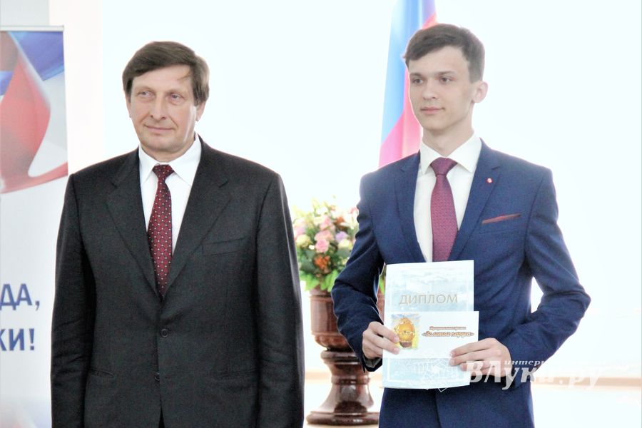 Лучших выпускников Великих Лук наградили «Золотыми парусами» (ФОТО)