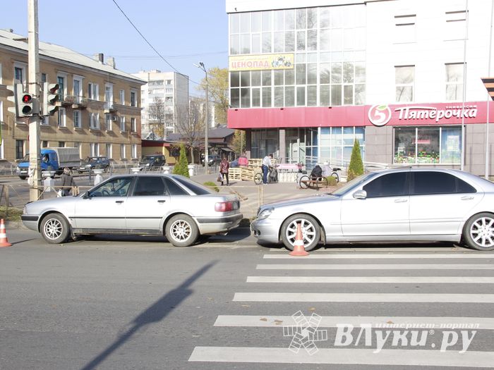 ​Водителя «Мерседеса» в Великих Луках подвела реакция (ФОТО)