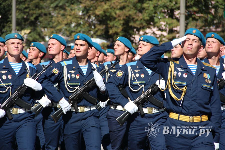Военный парад в Великих Луках, часть II (ФОТО)
