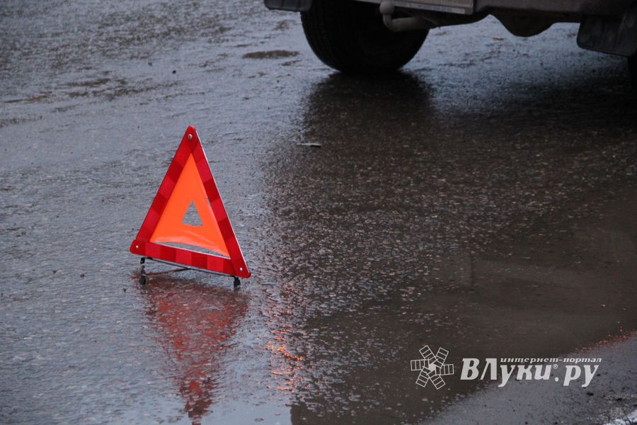 В Великих Луках по проспекту Гагарина произошло ДТП (фото)