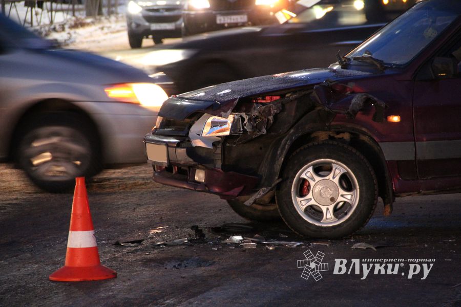 В Великих Луках столкнулись Ауди и ВАЗ (ФОТО)
