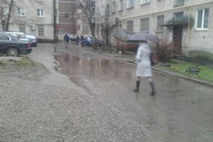 Заместитель губернатора области области спортивную площадку в Великих Луках, но еще больше — грязь и ямы (ФОТО)