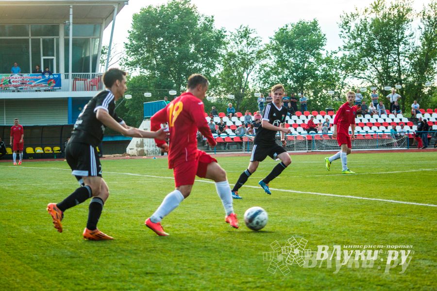 Матчи по футболу в рамках Первенства России проходят в Великих Луках (фото)