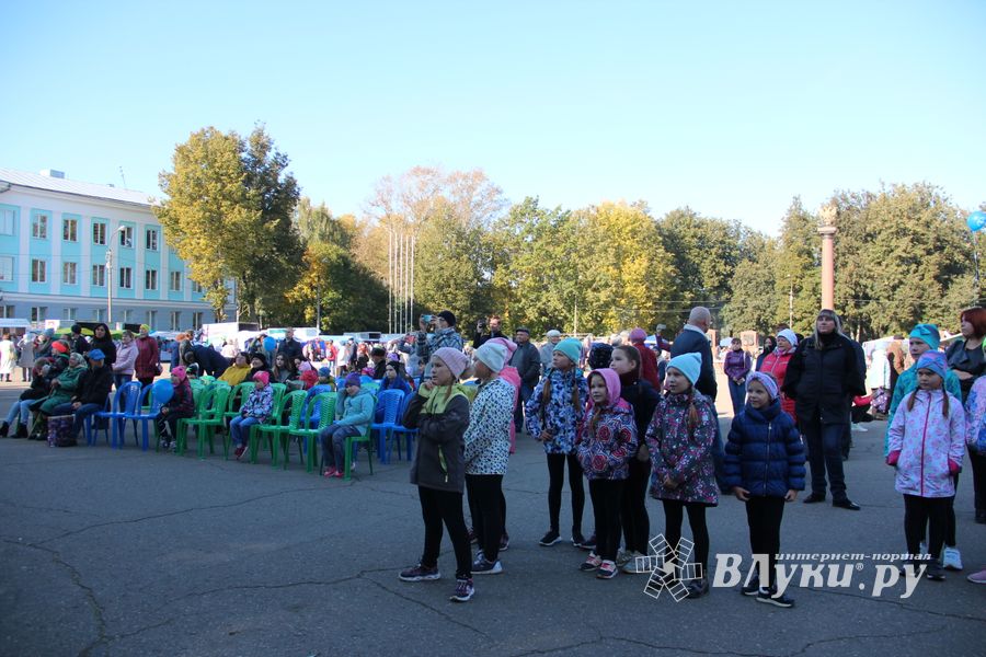 В Великих Луках прошла универсальная осенняя ярмарка (ФОТО)