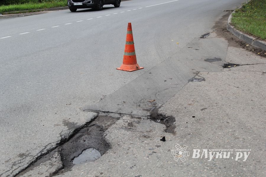 В Великих Луках начался ямочный ремонт на ул. Нелидовской (ФОТО)