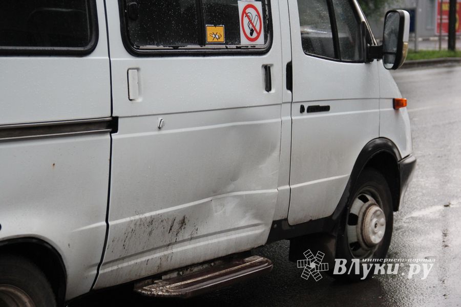 В Великих Луках автомобиль протаранил ограждение и «припарковался» на остановке (ФОТО)