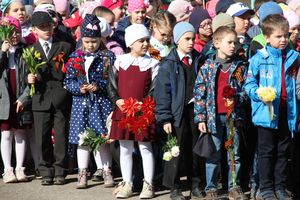 Ученики лицея №11 возложили цветы к могилам Братского кладбища (ФОТО)