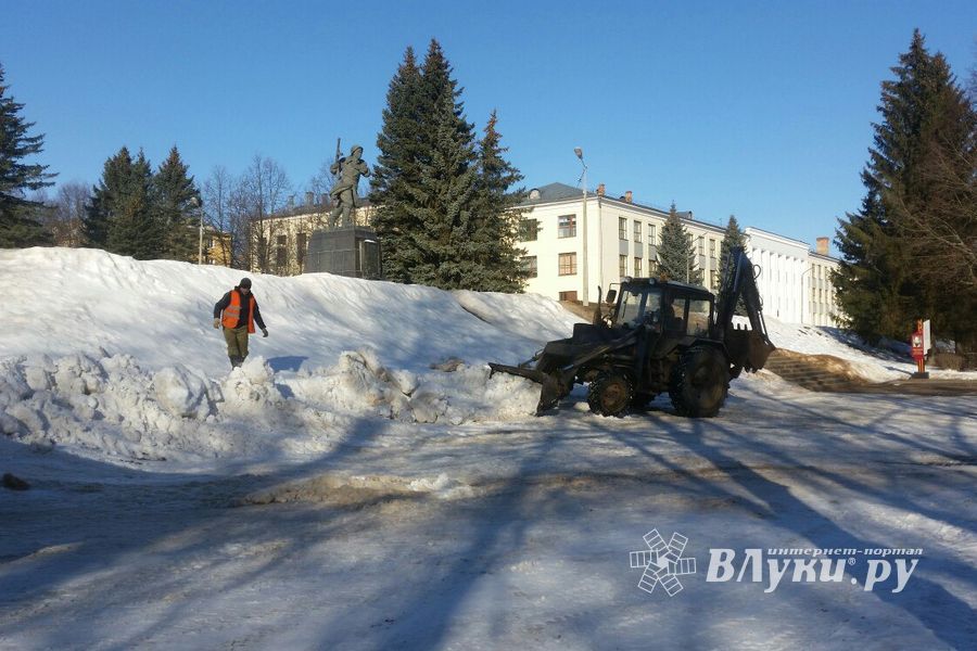ФОТОФАКТ: В центральном городском парке чистят снег