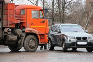 ДТП на Холмской: мусоровоз и BMW (ФОТО)