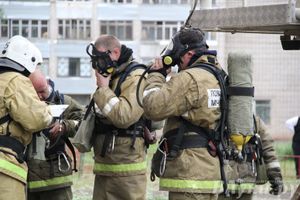 В Великих Луках прошли областные соревнования среди пожарных по спасению пострадавших