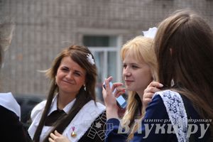 «Последний звонок» в школах Великих Лук