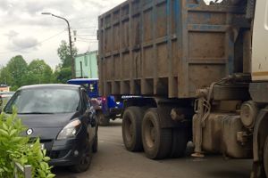 ДТП в Великих Луках: ломовоз «подрезал» легковушку (ФОТО)