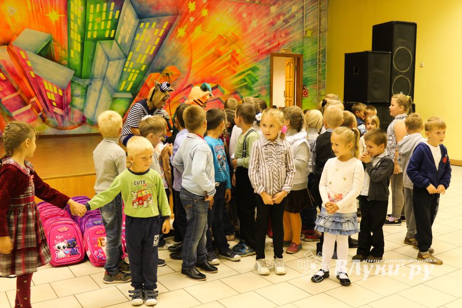 В Великих Луках первоклассники из малоимущих семей стали обладателями новых школьных портфелей (ФОТО)