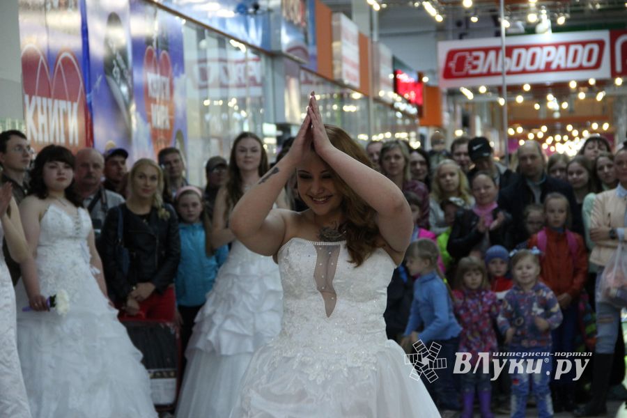В Великих Луках бегали невесты (ФОТО)
