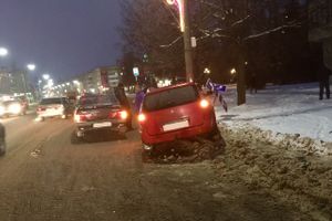 В Великих Луках столкнулись две легковушки и дорожный знак (ФОТО)