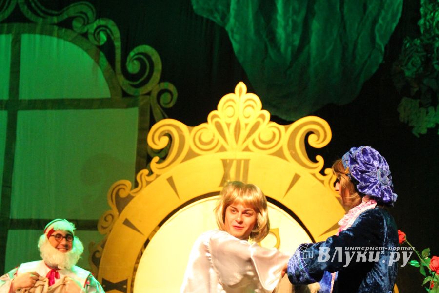 «Принцессу на горошине» и «Свинопаса» показал Великолукский драматический театр (фото)