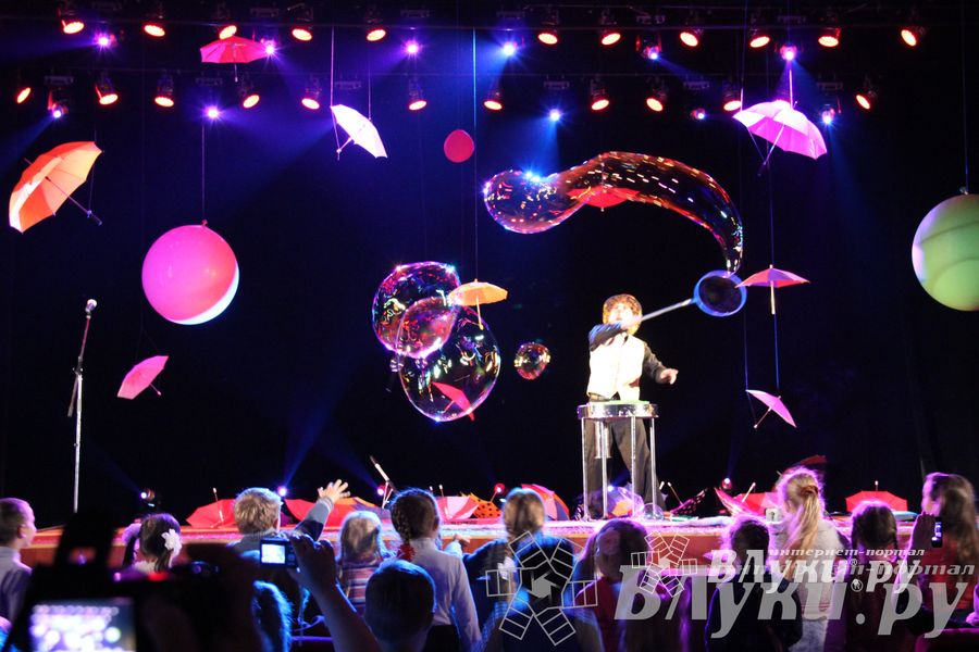 Шоу магических зонтиков и мыльных пузырей увидели юные великолучане