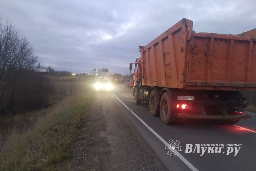 На выезде из Великих Лук произошло серьёзное ДТП (ФОТО)