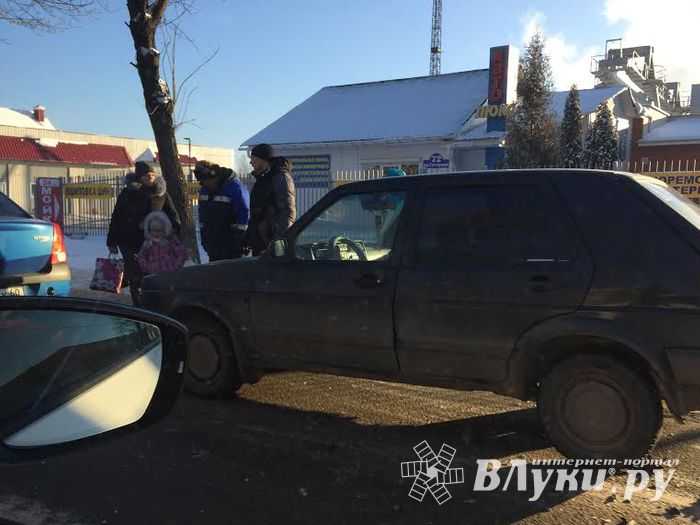 В Великих Луках столкнулись 3 автомобиля (ФОТО)