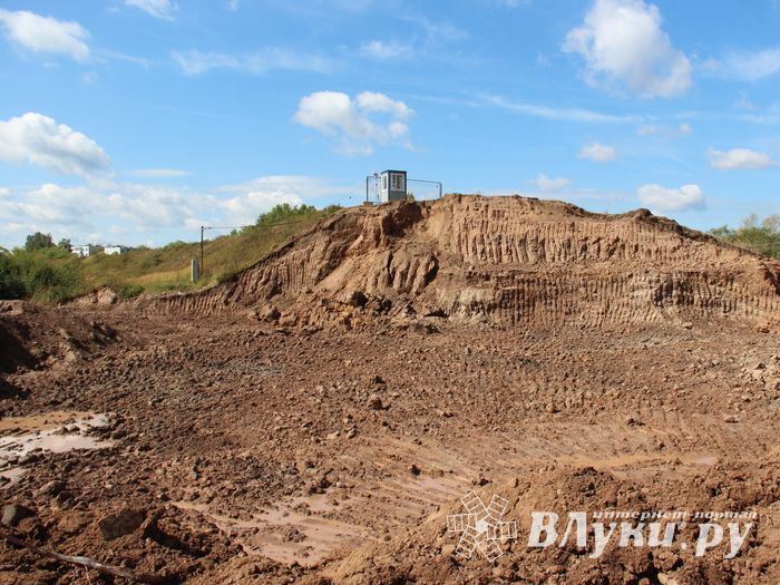  На месте строительства путепровода ведутся работы (фото)