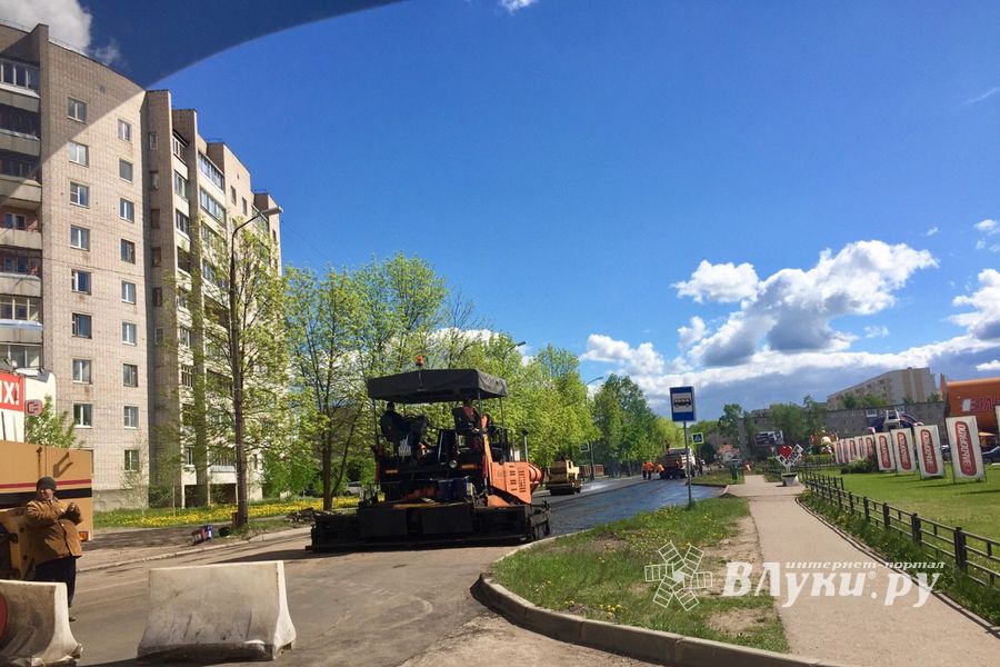 Ул. Вокзальную в Великих Луках асфальтируют (ФОТО)