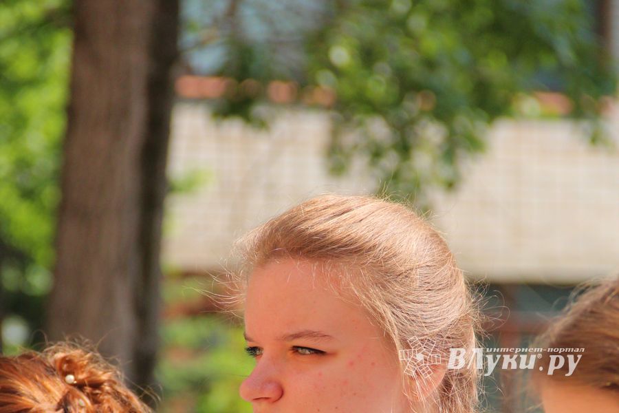 В Великих Луках прозвенели «последние» звонки (ФОТО)