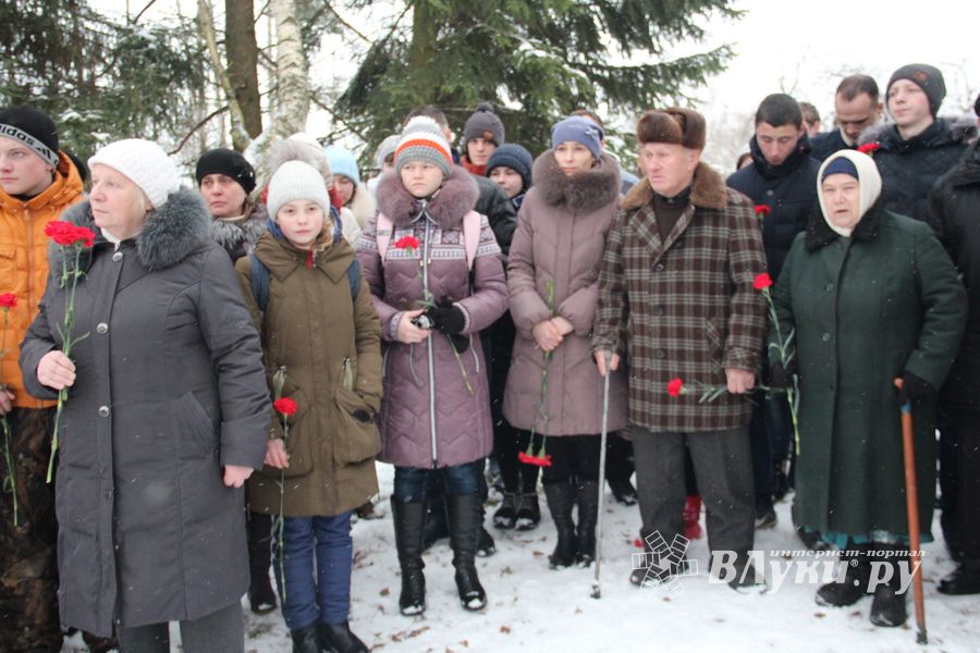 Никто не забыт: в Великих Луках благоустроили могилу неизвестного солдата (ФОТО)