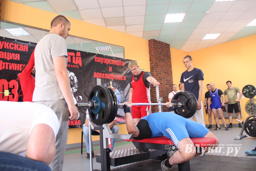 В Великих Луках прошел открытый городской турнир по пауэрлифтингу (фото)