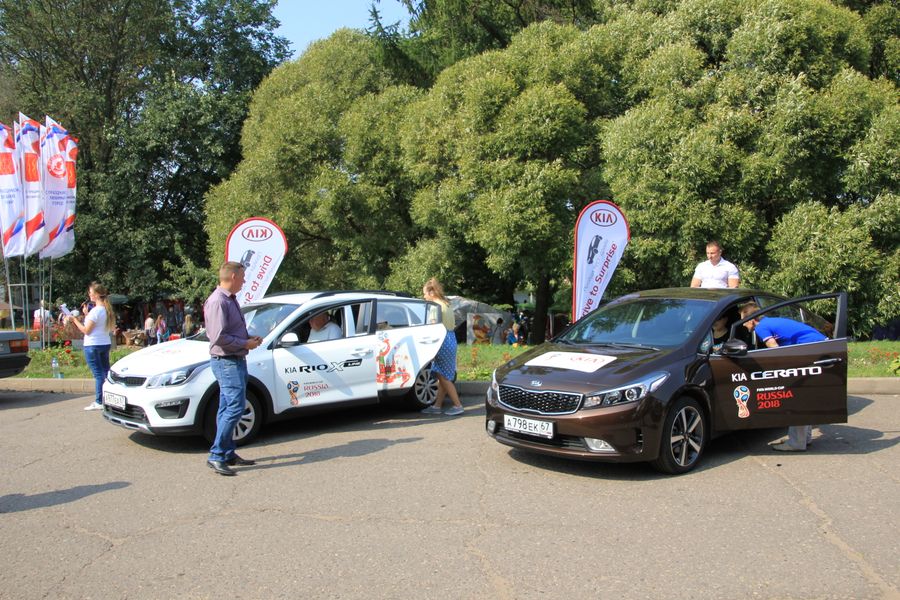 ​В Великих Луках в День Города прошла «Автовыставка 2018 - ЛЕТО» (ФОТО)