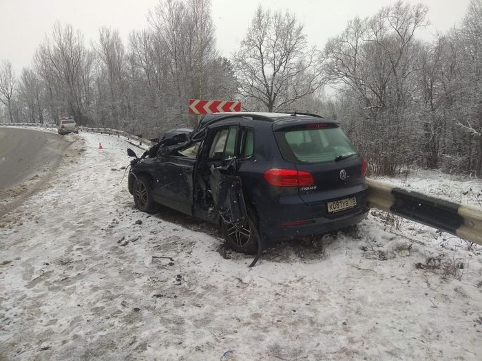 В Великолукском районе фура вылетела на встречу легковушке (ФОТО)