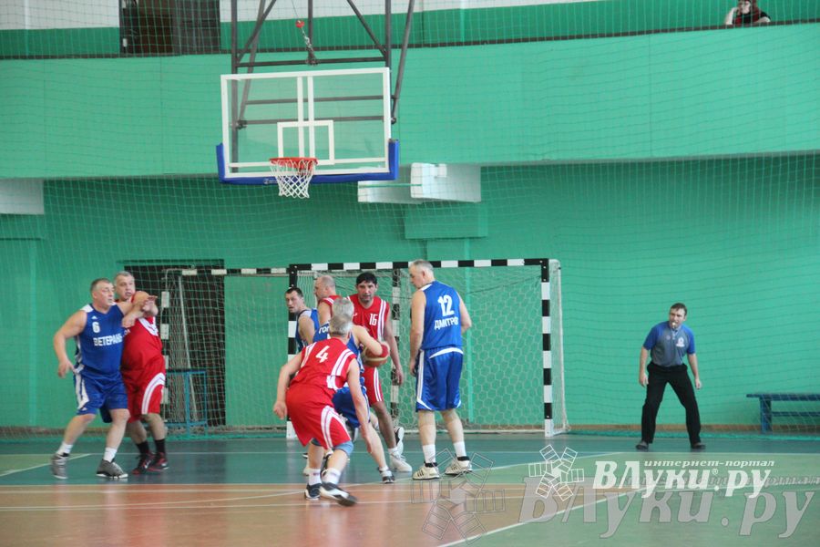 Баскетболисты Великих Лук сыграли со сборной Дмитрова
