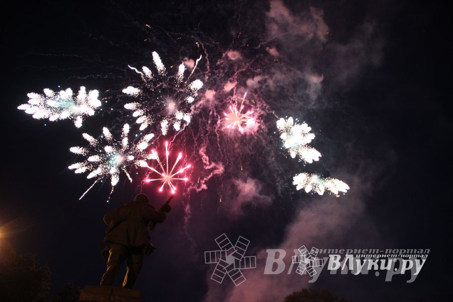 Праздничный салют в честь Дня города