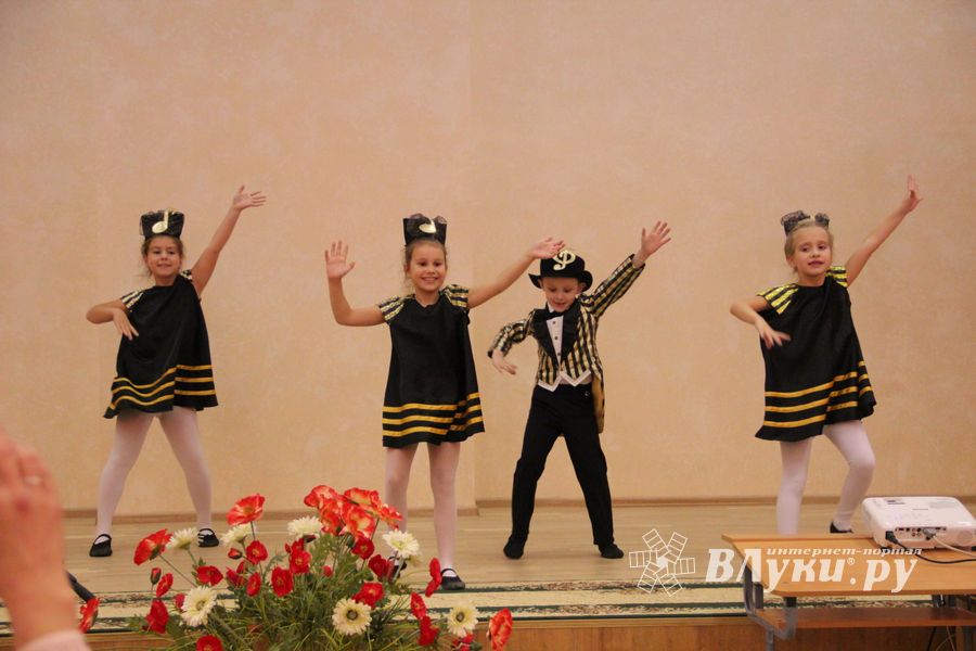 В Великих Луках ученики школы №13 поздравили своих педагогов (ФОТО)