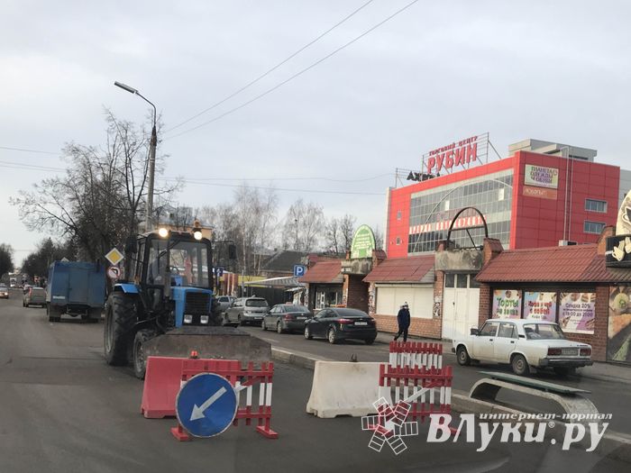 В районе Смоленского рынка устраняют прокол в коллекторе (ФОТО)