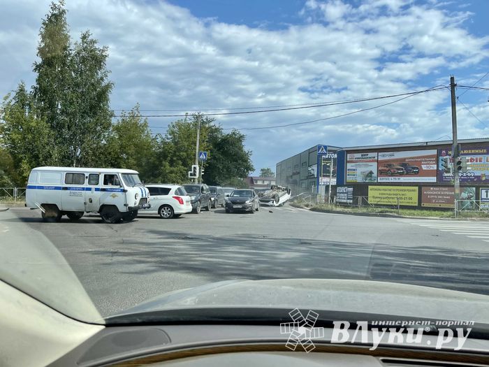 Серьёзное ДТП на перекрёстке Великих Лук (ФОТО)