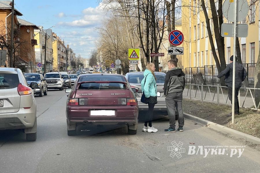 На Зверева заьруднено движение транспорта (ФОТО)