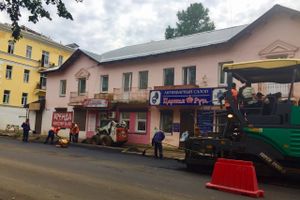 Припаркованные у обочин автомобили вновь мешают ремонту дорог (ФОТО)