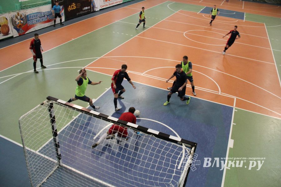 В Великих Луках продолжается первенство города по мини-футболу (фто)