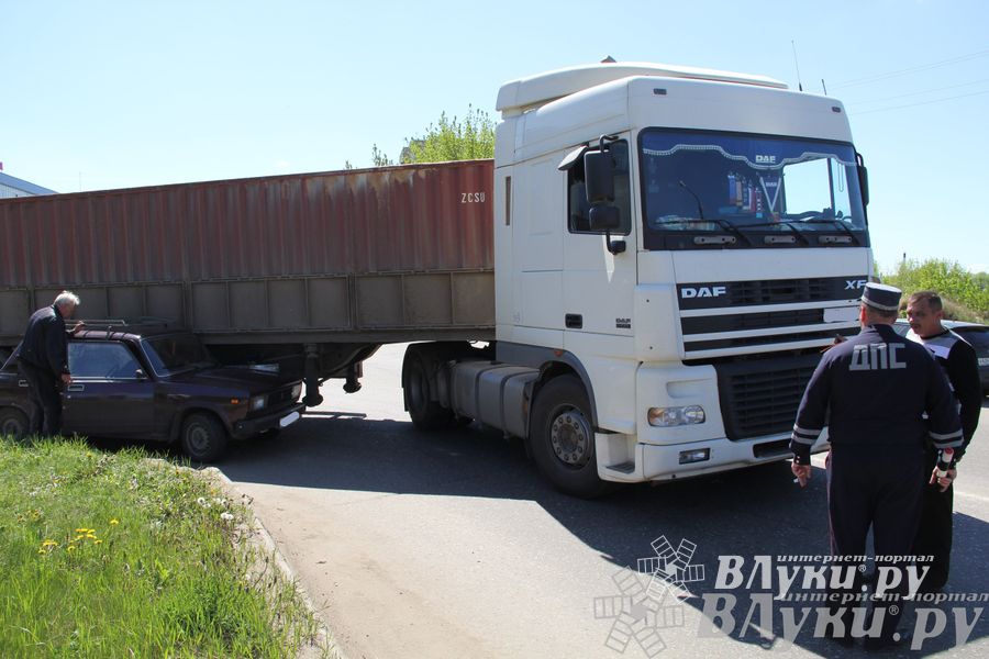 Еще одна авария в Великих Луках: фута подмяла жигули (ФОТО)