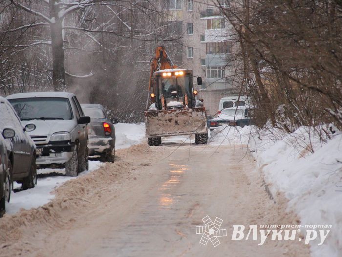 В великолукском дворе замечен трактор, убирающий снег