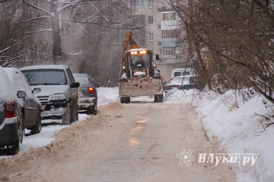 В великолукском дворе замечен трактор, убирающий снег